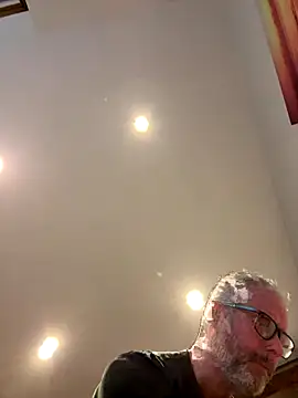 Snapshot of Woodchip chatting on October 10, 7:02 am Woodchip online show from October 10, 7:02 am