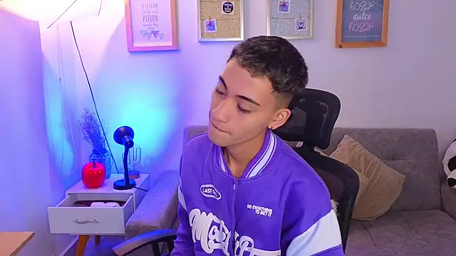 yulian vasquez online show from November 12, 12:33 pm