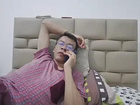 skinnylatino51 online show from April 2, 1:47 am