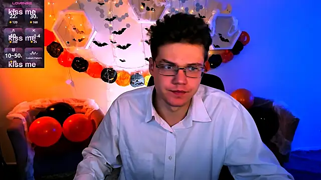 Snapshot of lucas_long_ chatting on October 26, 9:33 am lucas long  online show from October 26, 9:33 am
