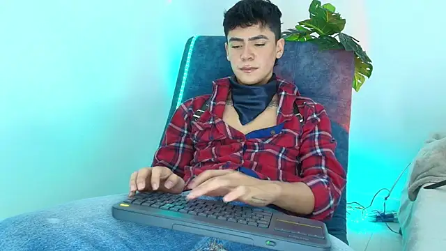 Snapshot of CamiiGuzmanX chatting on October 22, 8:45 pm CamiiGuzmanX online show from October 22, 8:45 pm
