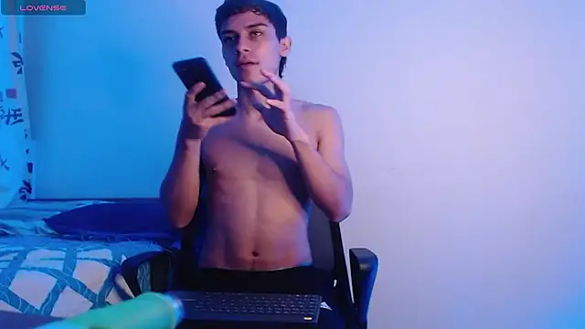 Snapshot of axel_davis_ chatting on October 14, 1:34 am axel davis  online show from October 14, 1:34 am