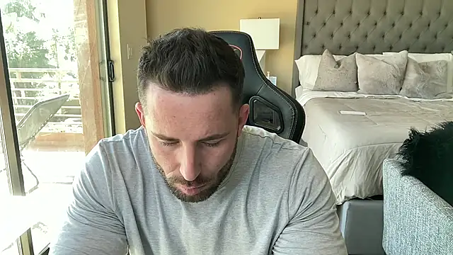 brettmycles28 online show from October 31, 5:38 pm