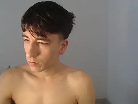 Snapshot of younewmaster chatting on October 15, 5:20 pm younewmaster online show from October 15, 5:20 pm