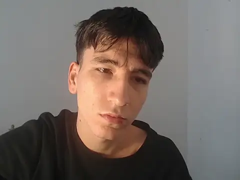 Snapshot of younewmaster chatting on October 17, 1:59 pm younewmaster online show from October 17, 1:59 pm