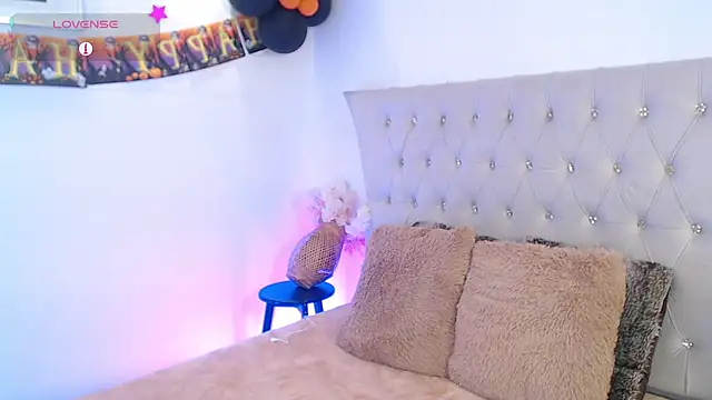 Dulcey  online show from October 26, 6:15 am