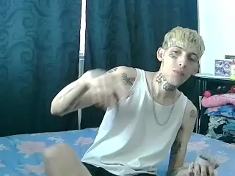 Snapshot of KinkyLatinCock chatting on October 17, 10:25 pm KinkyLatinCock online show from October 17, 10:25 pm