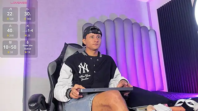 Snapshot of _Leohot_ chatting on October 23, 3:43 am  Leohot  online show from October 23, 3:43 am