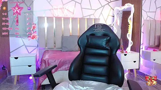 CYRUS TAY online show from December 3, 2:56 pm