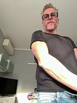 Axl hot online show from April 10, 5:09 pm