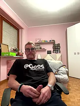 Axl hot online show from January 11, 2:54 pm