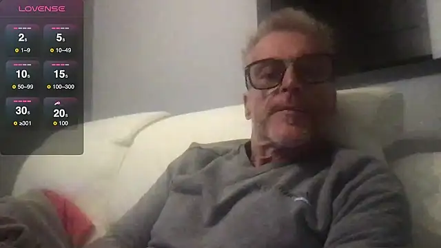 Axl hot online show from October 10, 8:02 pm