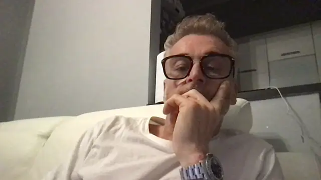 Axl hot online show from April 12, 6:20 pm