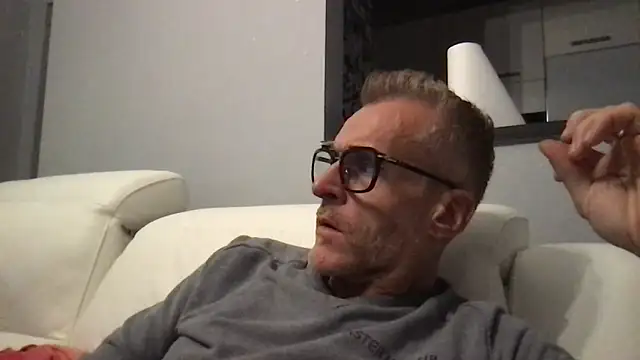 Axl hot online show from November 8, 8:34 pm