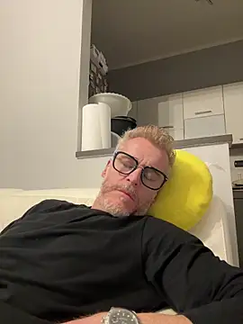 Axl hot online show from March 31, 7:48 pm