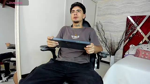 JamesDeker online show from October 30, 8:32 pm