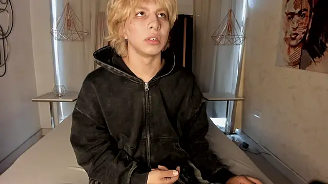 OliIverr22 online show from November 25, 8:22 pm