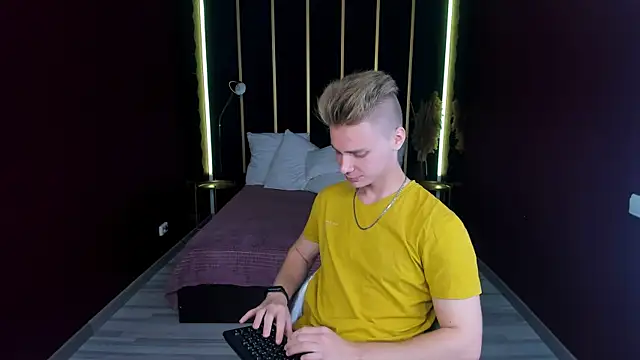 Snapshot of LawrenceMiles chatting on September 26, 11:19 am LawrenceMiles online show from September 26, 11:19 am