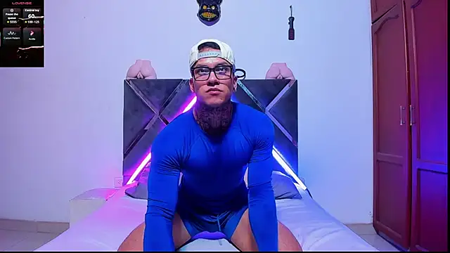 ArnoldSexy  online show from November 12, 4:35 pm