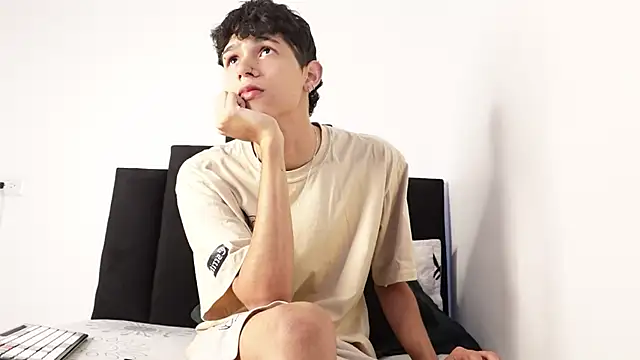 Snapshot of alexmark_ chatting on October 24, 1:35 pm alexmark online show from October 24, 1:35 pm