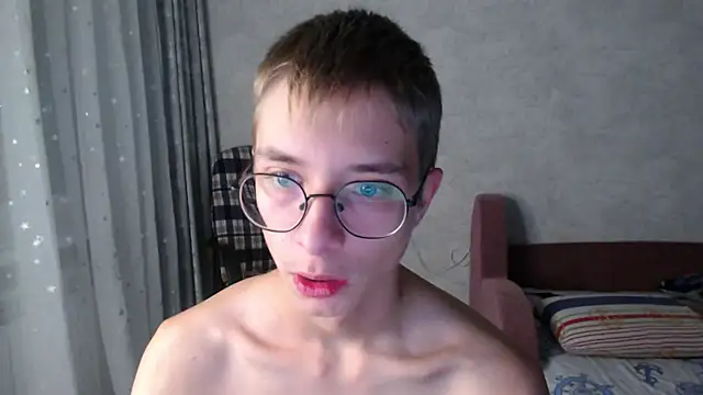 Snapshot of glasses_cat chatting on October 27, 9:28 pm glasses cat online show from October 27, 9:28 pm