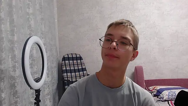 Snapshot of glasses_cat chatting on October 18, 3:50 pm glasses cat online show from October 18, 3:50 pm