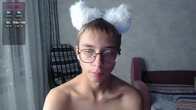 Snapshot of glasses_cat chatting on October 30, 8:43 pm glasses cat online show from October 30, 8:43 pm
