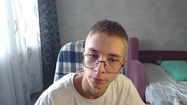 Snapshot of glasses_cat chatting on September 20, 9:42 am glasses cat online show from September 20, 9:42 am