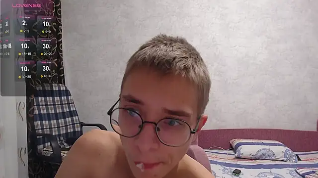 Snapshot of glasses_cat chatting on October 3, 12:26 am glasses cat online show from October 3, 12:26 am