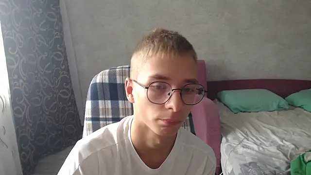 Snapshot of glasses_cat chatting on September 23, 7:51 am glasses cat online show from September 23, 7:51 am