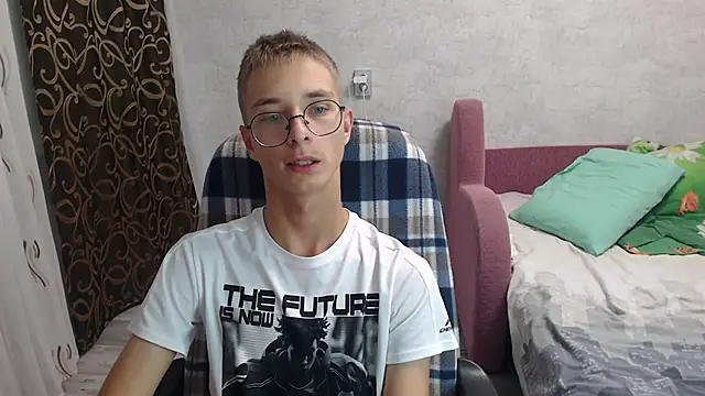 Snapshot of glasses_cat chatting on September 21, 5:13 pm glasses cat online show from September 21, 5:13 pm