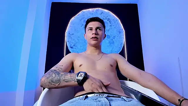 liaamsmiith  online show from October 28, 1:24 pm