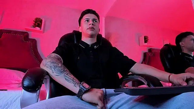 liaamsmiith  online show from January 19, 12:40 pm