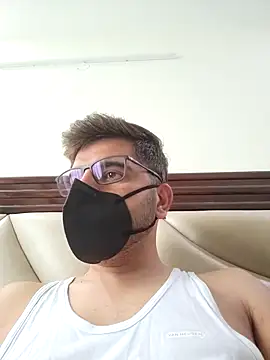 Snapshot of LoveGuruRA chatting on September 30, 3:45 am LoveGuruRA online show from September 30, 3:45 am