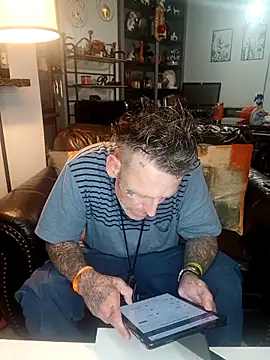 Snapshot of MRTATTWO chatting on October 3, 5:23 am MRTATTWO online show from October 3, 5:23 am