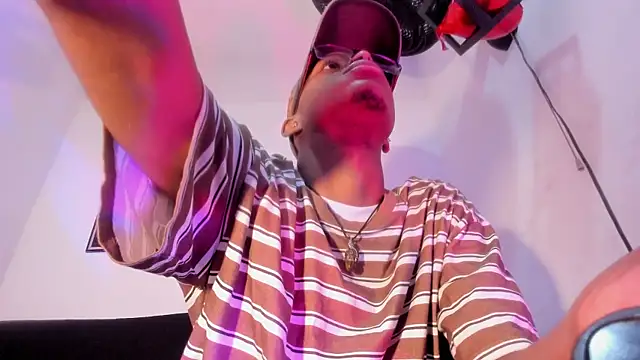 criss zuri online show from May 22, 12:21 pm