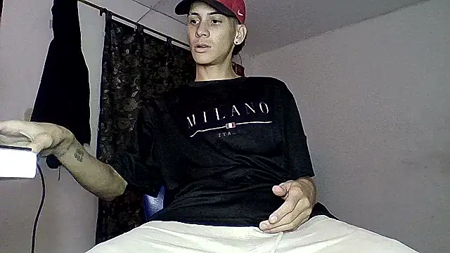 Snapshot of sam_hottt chatting on October 1, 5:44 am sam hottt online show from October 1, 5:44 am