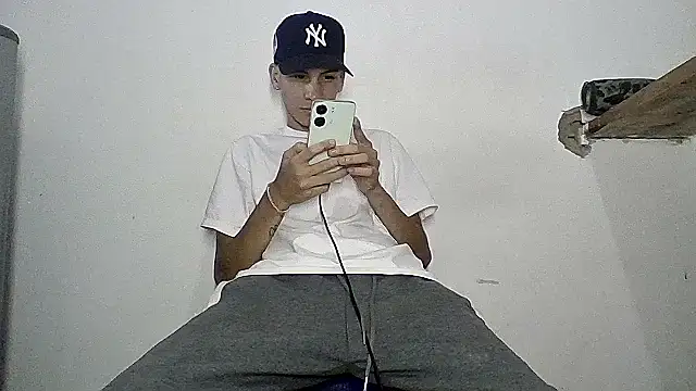 Snapshot of sam_hottt chatting on October 14, 9:22 pm sam hottt online show from October 14, 9:22 pm