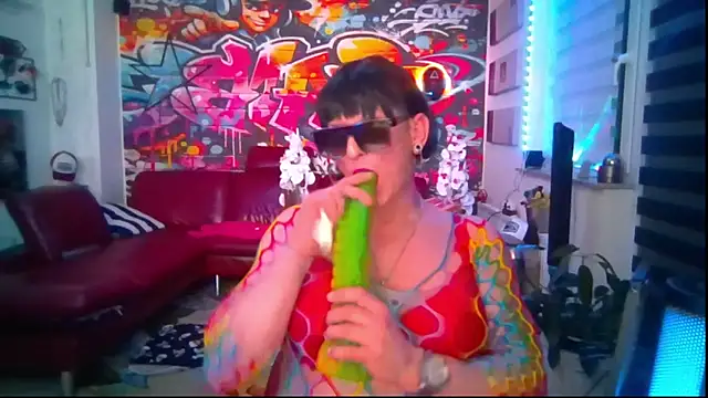 hellgirl1980 online show from May 12, 2:42 am