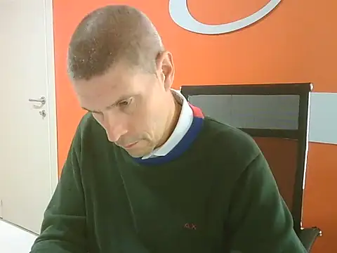 Snapshot of max79ve31 chatting on October 10, 12:32 pm max79ve31 online show from October 10, 12:32 pm