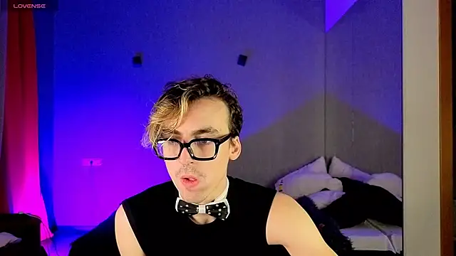 Snapshot of OLIVER__MARTINEZ chatting on October 13, 5:24 am OLIVER  MARTINEZ online show from October 13, 5:24 am