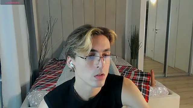 Snapshot of OLIVER__MARTINEZ chatting on September 24, 8:18 pm OLIVER  MARTINEZ online show from September 24, 8:18 pm