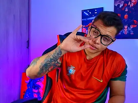 Snapshot of evan_greey chatting on October 16, 5:48 am evan greey online show from October 16, 5:48 am