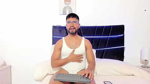 Taylormaccurdy  online show from November 18, 4:00 pm