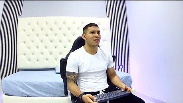 Snapshot of venedic_bull chatting on October 28, 8:22 pm venedic bull online show from October 28, 8:22 pm