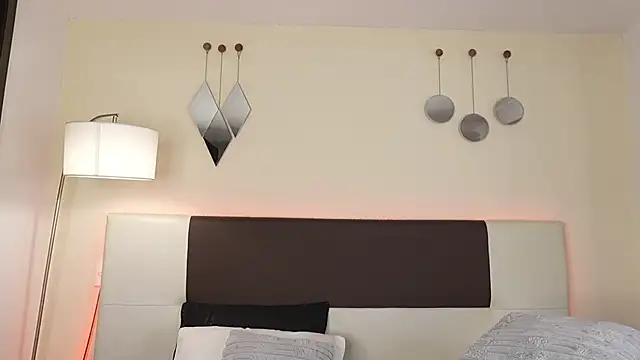 DanteeStone online show from October 8, 9:30 pm