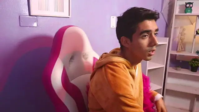 Snapshot of Hottie_Guy chatting on October 24, 6:20 pm Hottie Guy online show from October 24, 6:20 pm