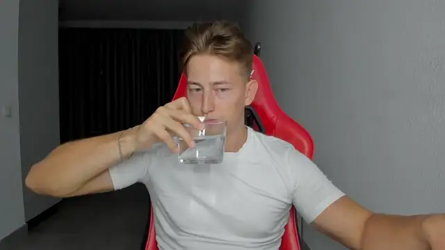 Snapshot of find0m_master chatting on October 22, 8:34 pm find0m master online show from October 22, 8:34 pm