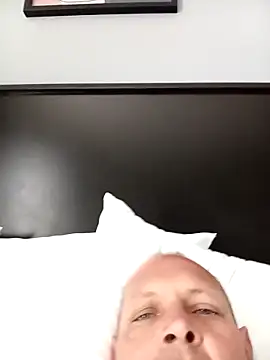 Snapshot of LyrateMarathon chatting on November 1, 9:57 am LyrateMarathon online show from November 1, 9:57 am