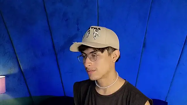 Aaron Eze online show from October 28, 9:28 pm